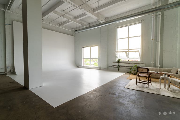  Creative Studio | 3,000 sq ft | Cyclorama | Natural Light 
