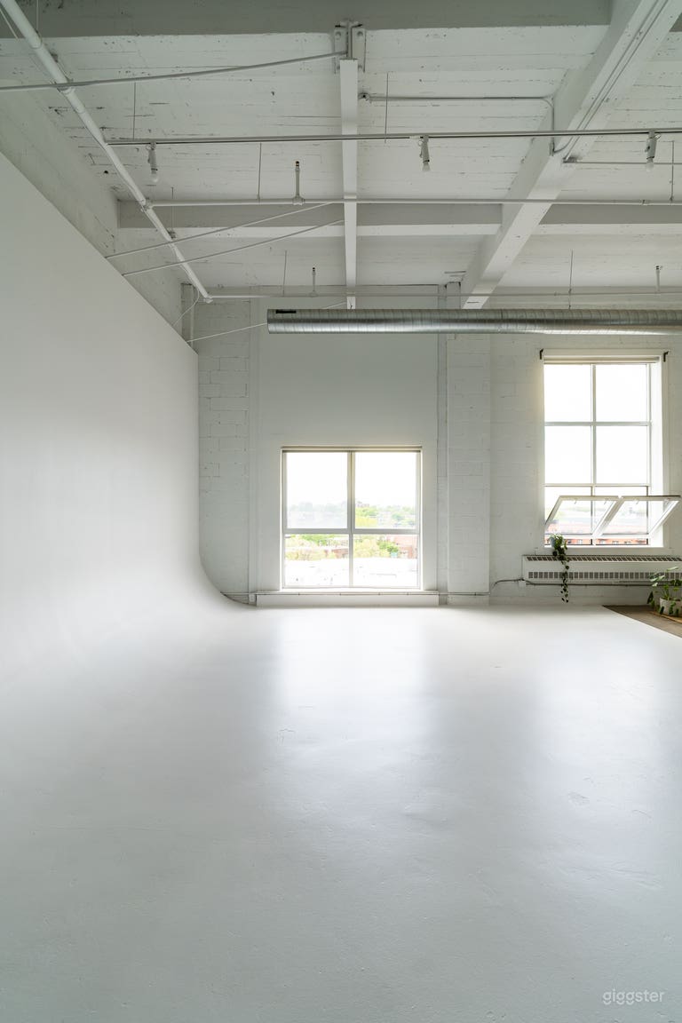  Creative Studio | 3,000 sq ft | Cyclorama | Natural Light 