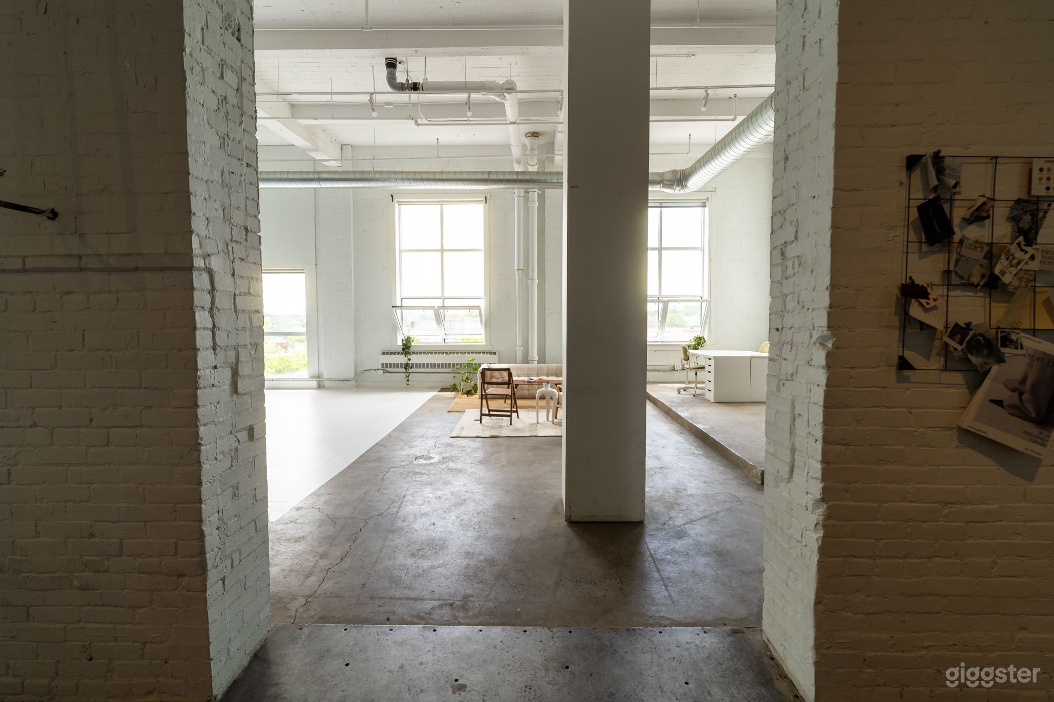 Creative Studio | 3,000 sq ft | Cyclorama | Natural Light Photo 2