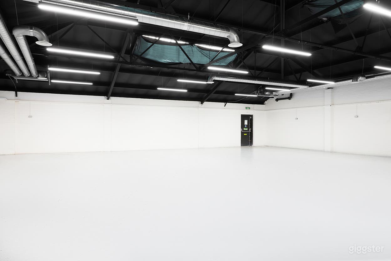 Large 2050 sqft Warehouse Studio Space Photo 4
