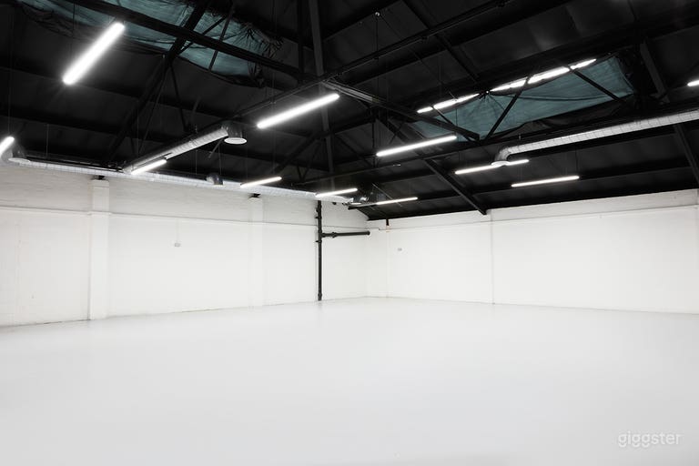  Large 2050 sqft Warehouse Studio Space 