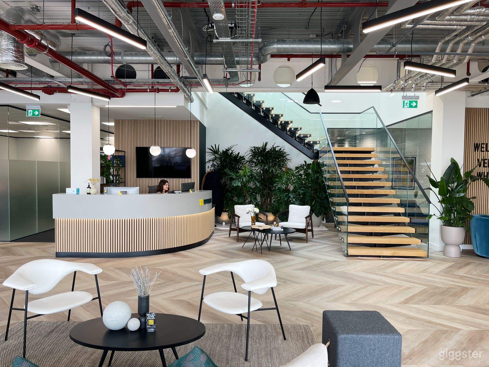 All In One Workspace with Lounge Area Photo 4