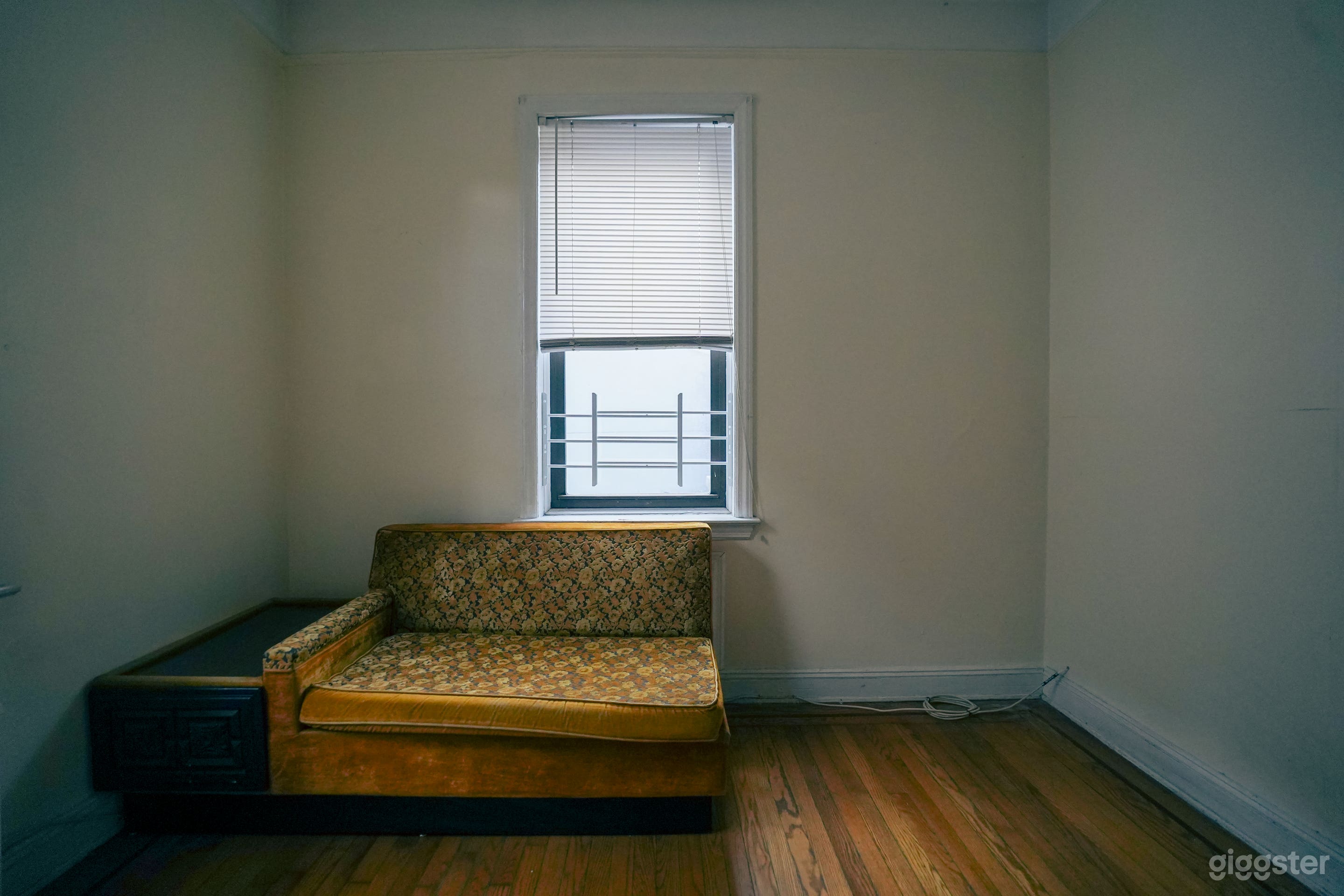 Vintage Loft with Natural Light and Antique Props Photo 2
