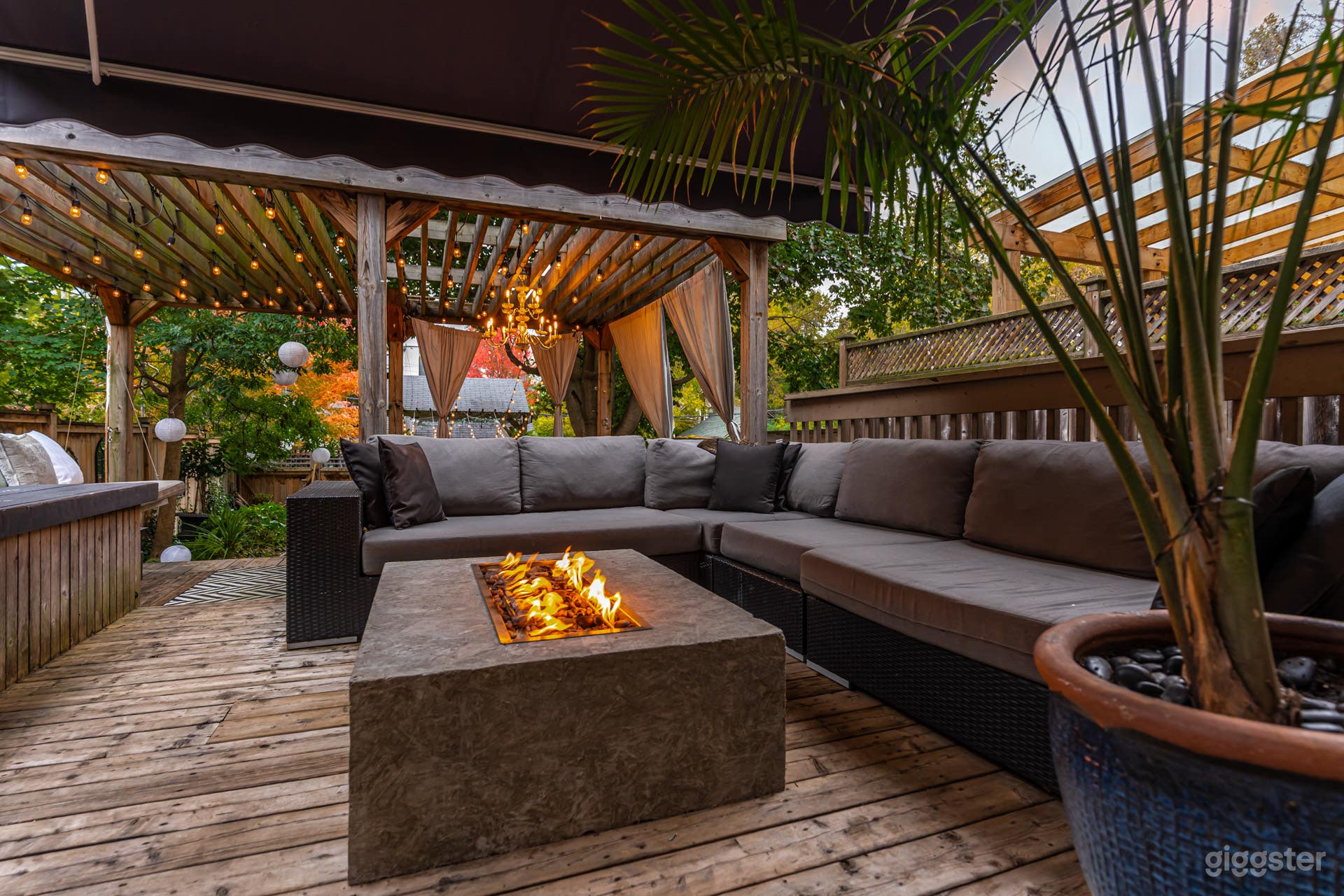 Upper Beach Beauty with huge backyard and Hot Tub Photo 3