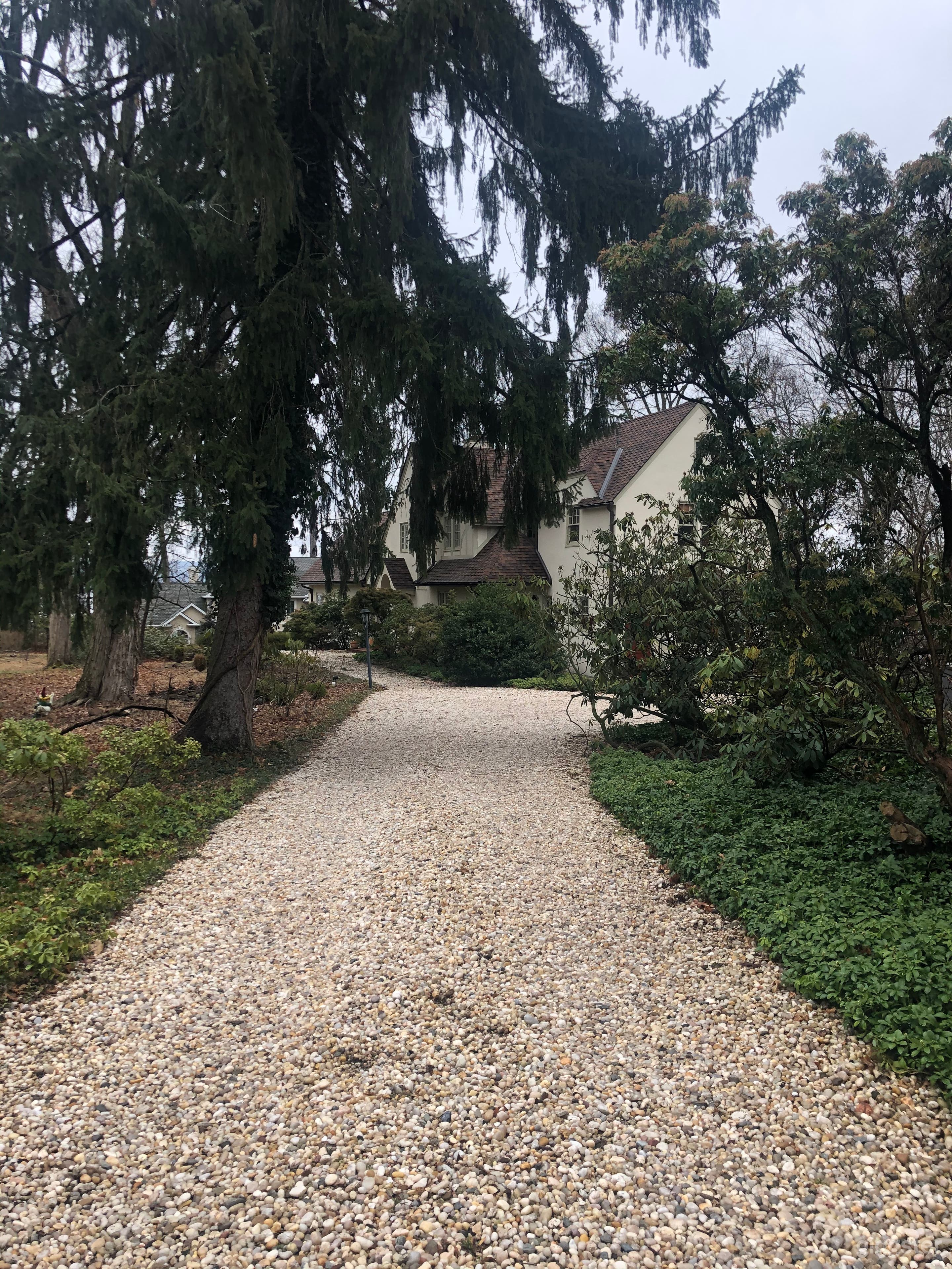 349 North Broadway looking down the driveway