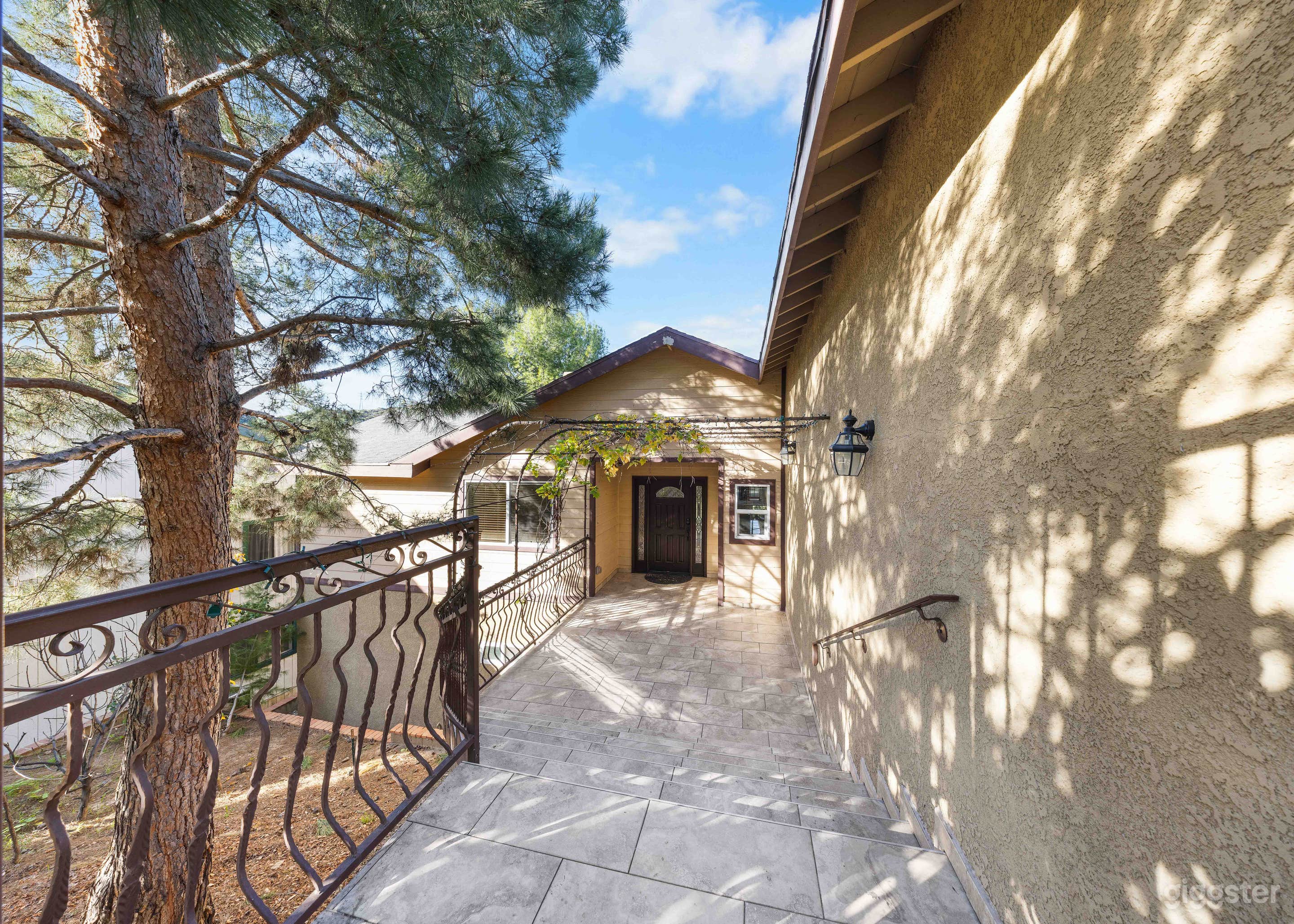 Tranquil Hideaway • Private Retreat with Mountain Views Photo 1