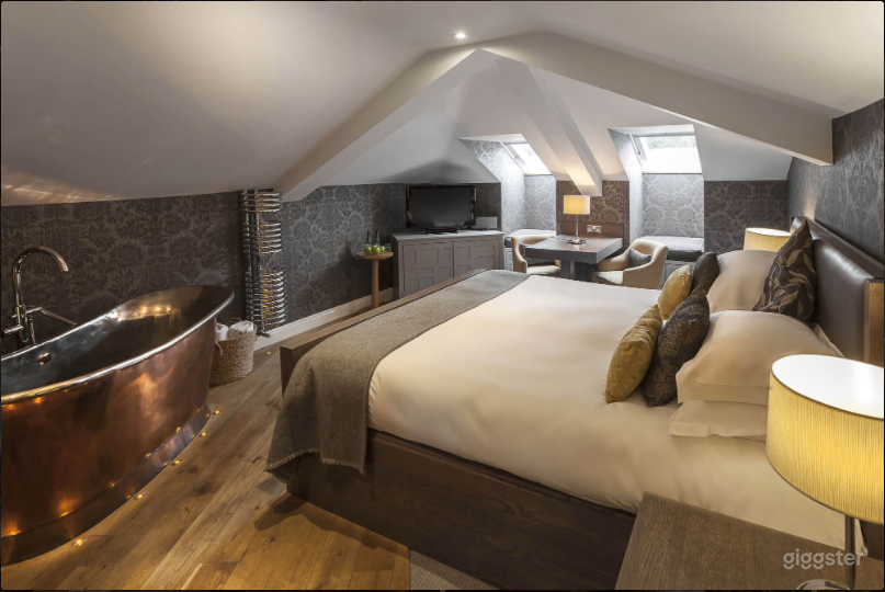 THE ATTIC ROOM Photo 1