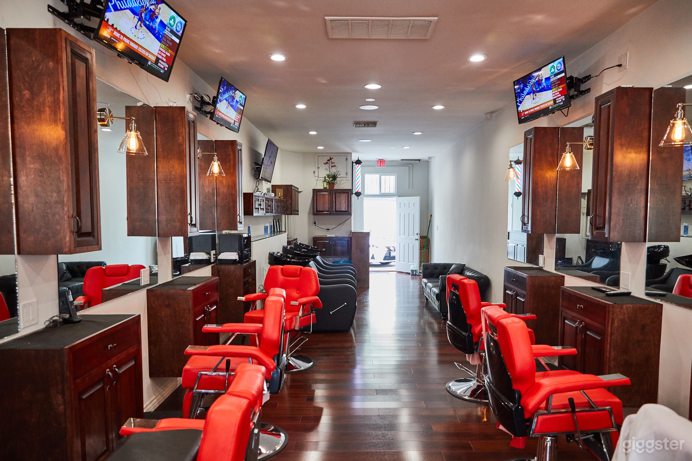 Modern Barbershop in Beverly Hills Photo 2