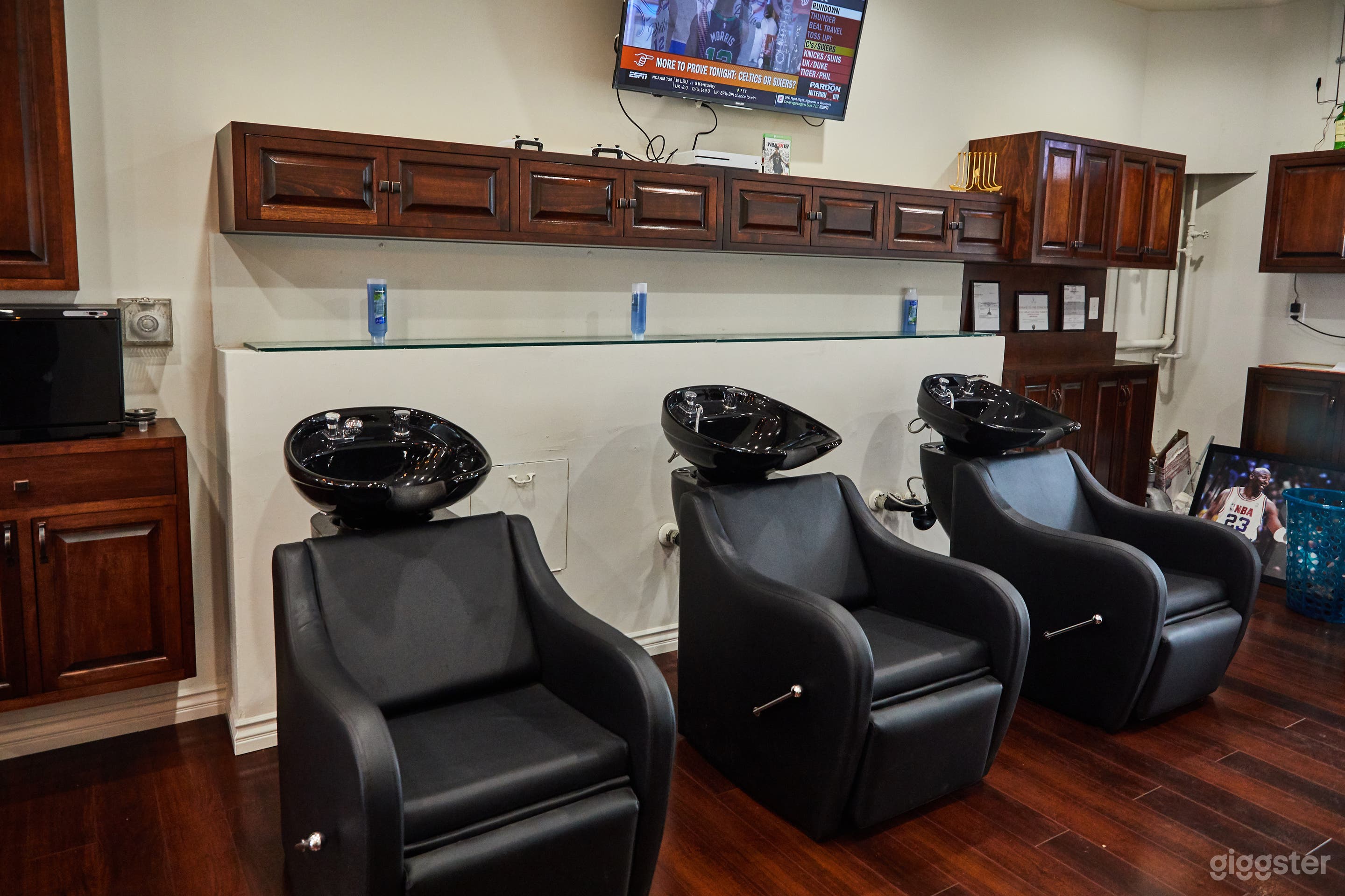 Modern Barbershop in Beverly Hills Photo 3