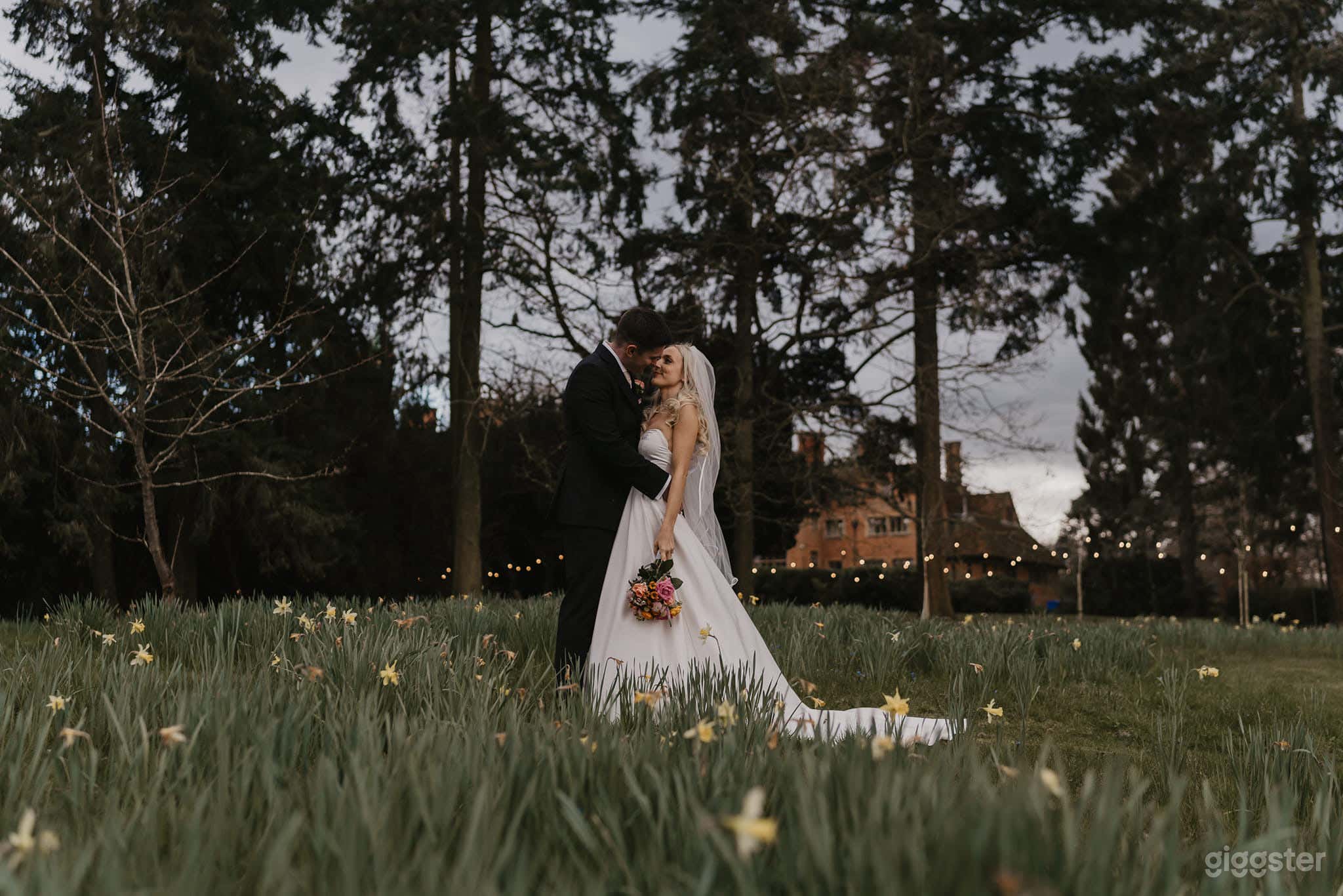 Cozy and Spacious Outdoor Garden Photo 4