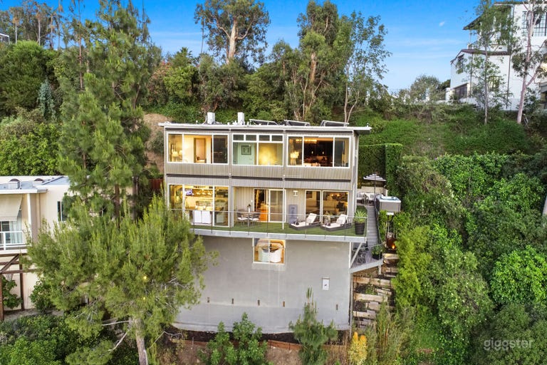  LA MAISON DANS LES ARBRES AU-DESSUS DE LA VILLE 