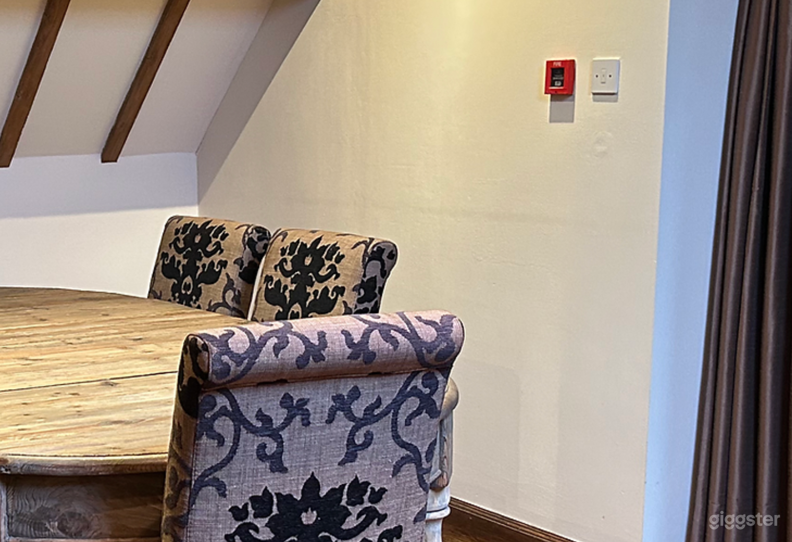 Spacious and Compact Boardroom for 6 Persons Photo 4