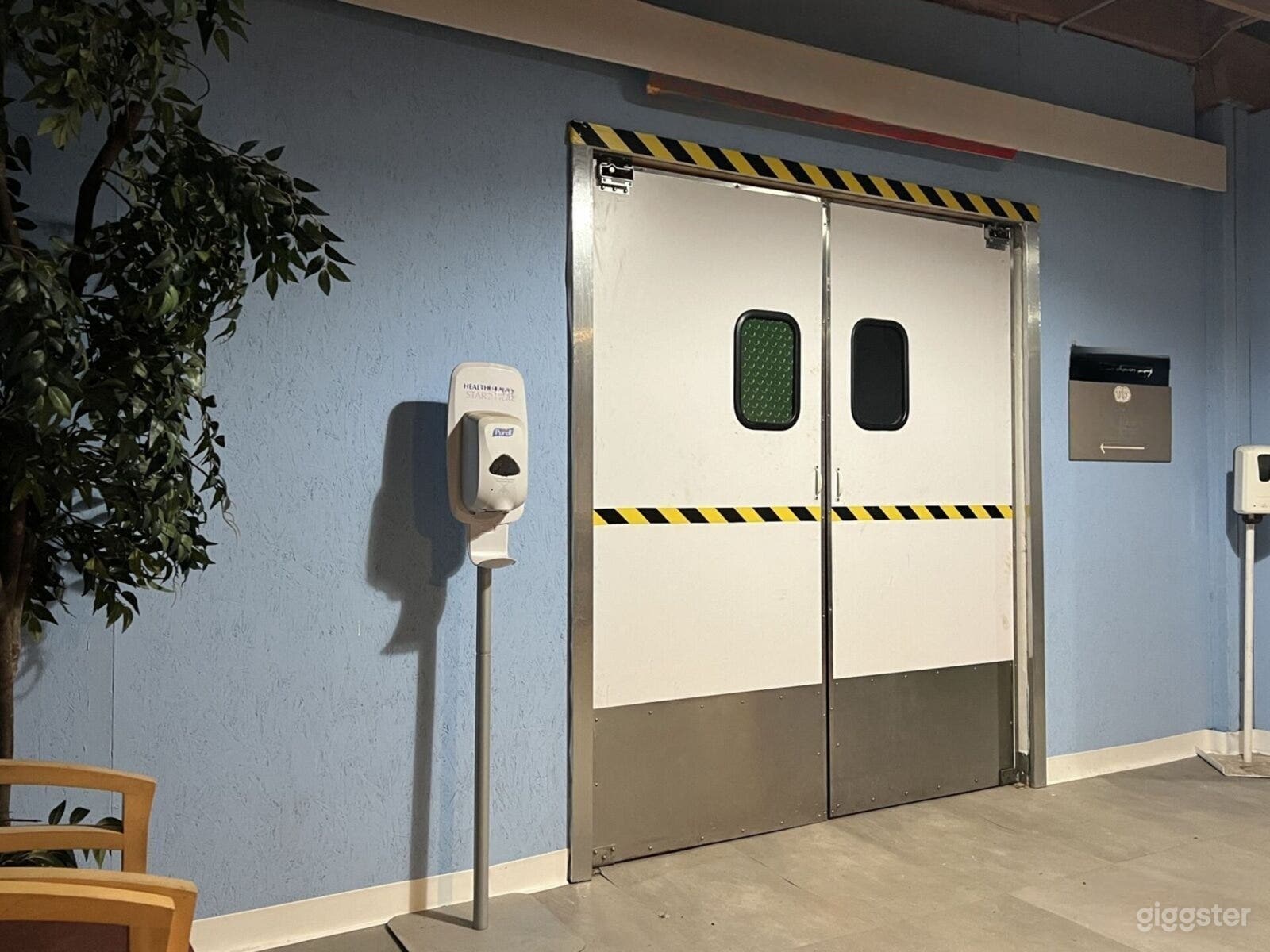 Hospital Emergency Room (waiting room, operating room etc) Photo 4