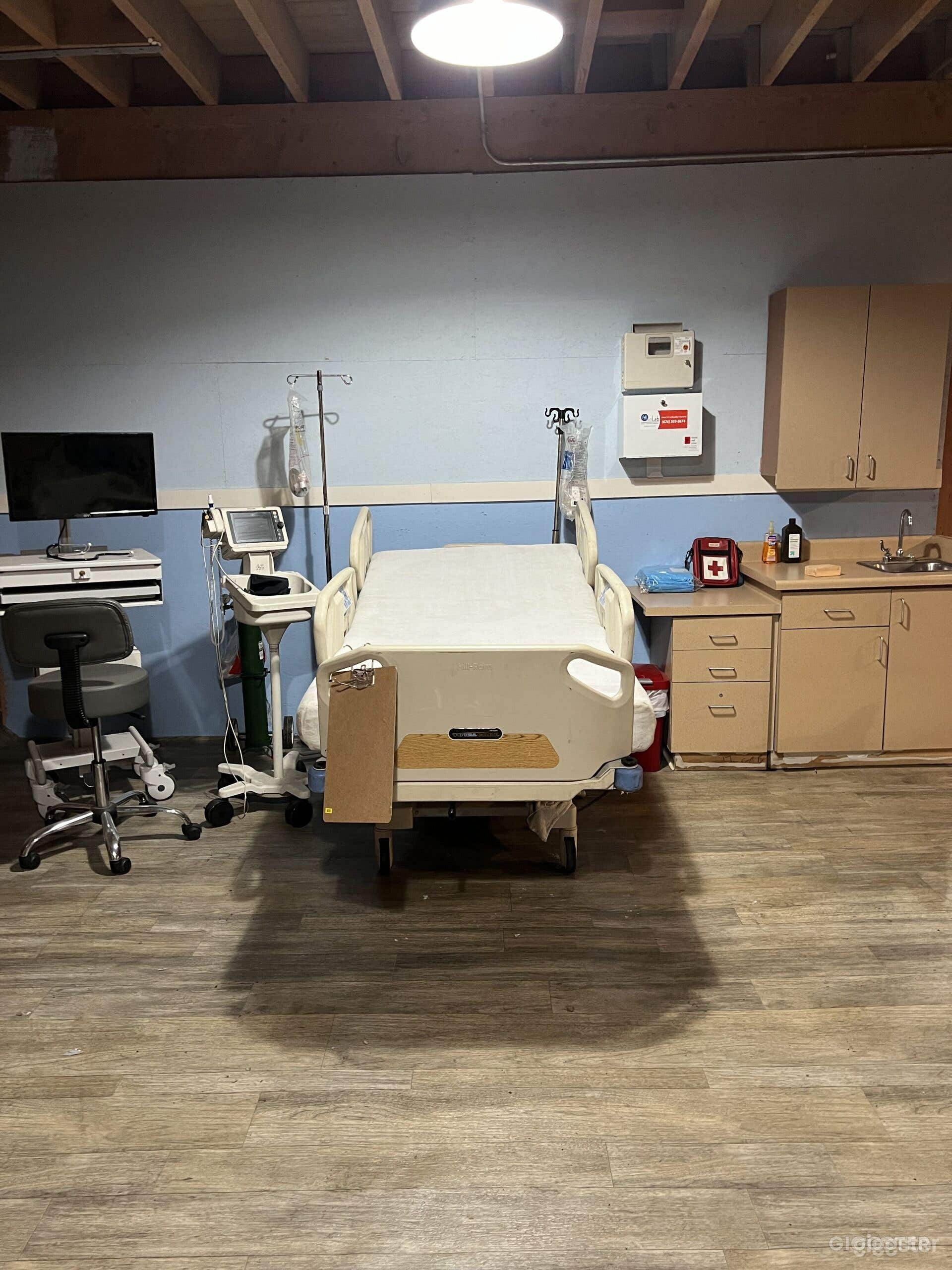 Hospital Emergency Room (waiting room, operating room etc) Photo 2