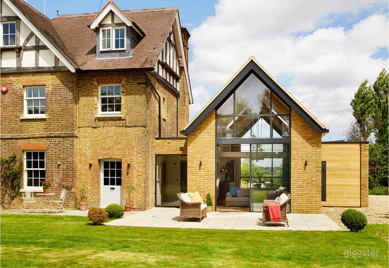  Exciting large family home - Period / Modern 