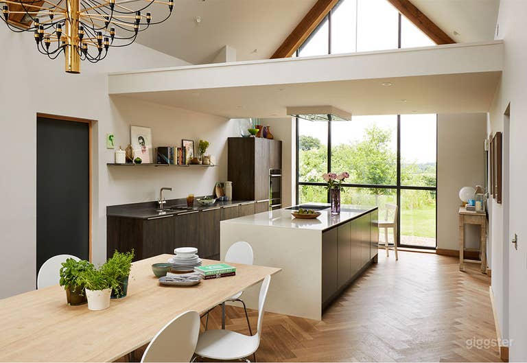  Exciting large family home - Period / Modern 