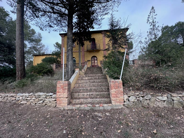  Villa histórica cruda con entorno de bosque de pinos y terrenos 