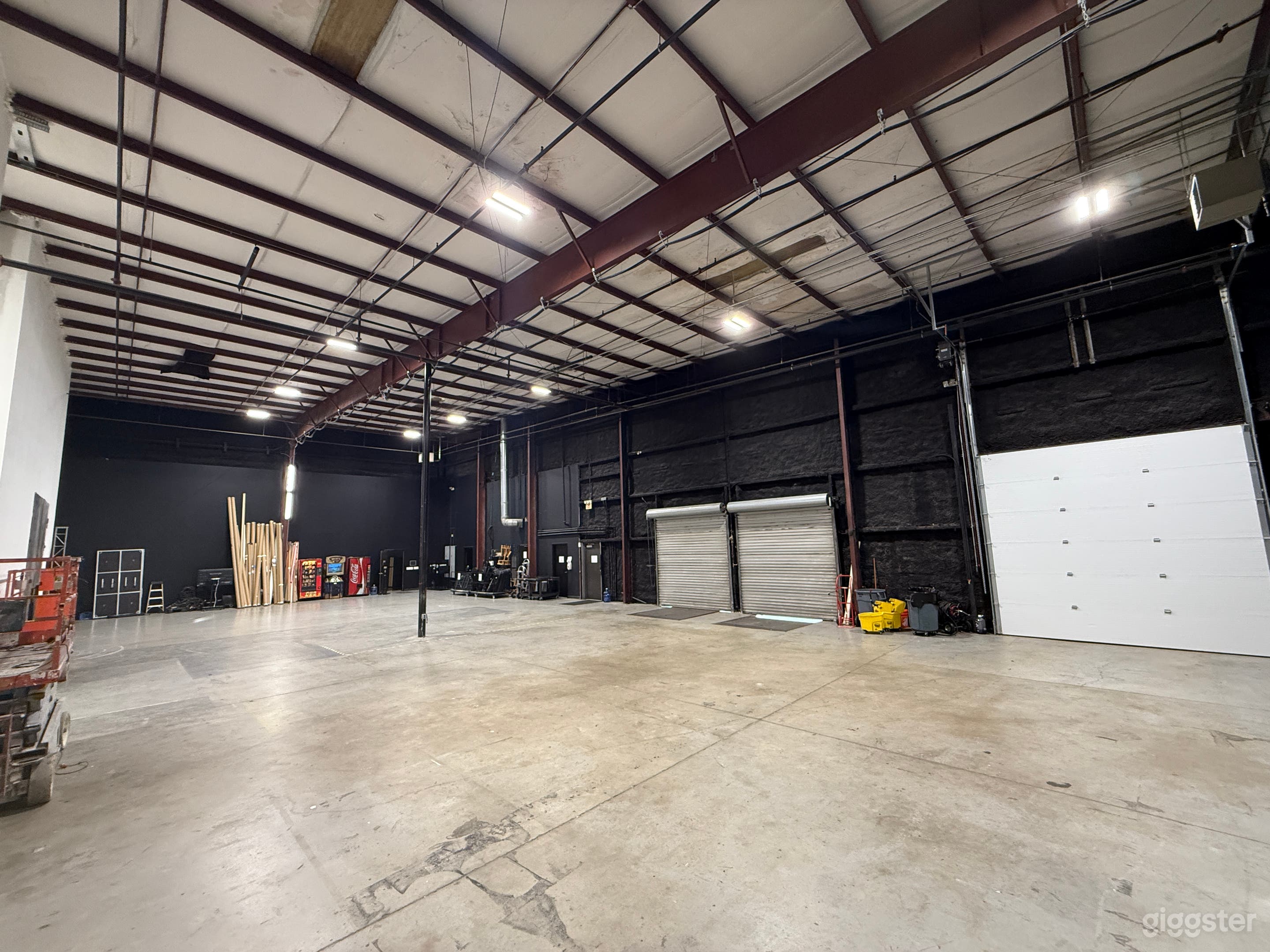 Large Black Box True Professional Soundstage Photo 2