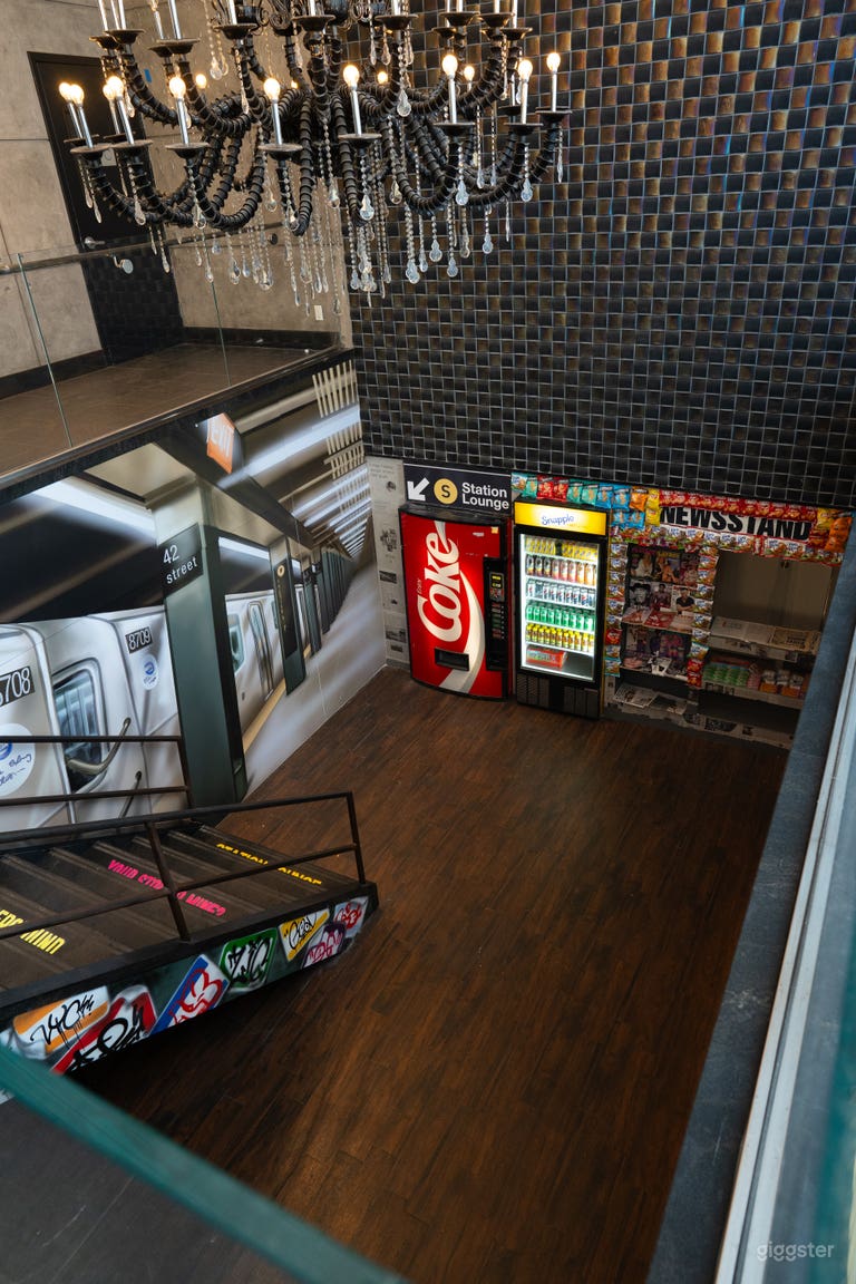  Station Lounge (additionnal space) - Secret entrance to Newsroom 