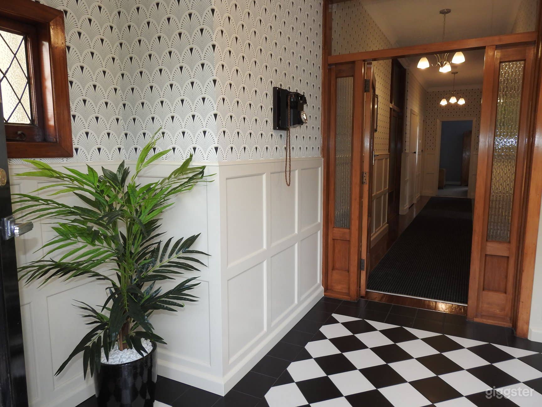 Napier City's The Quiet One - Art Deco House Photo 3