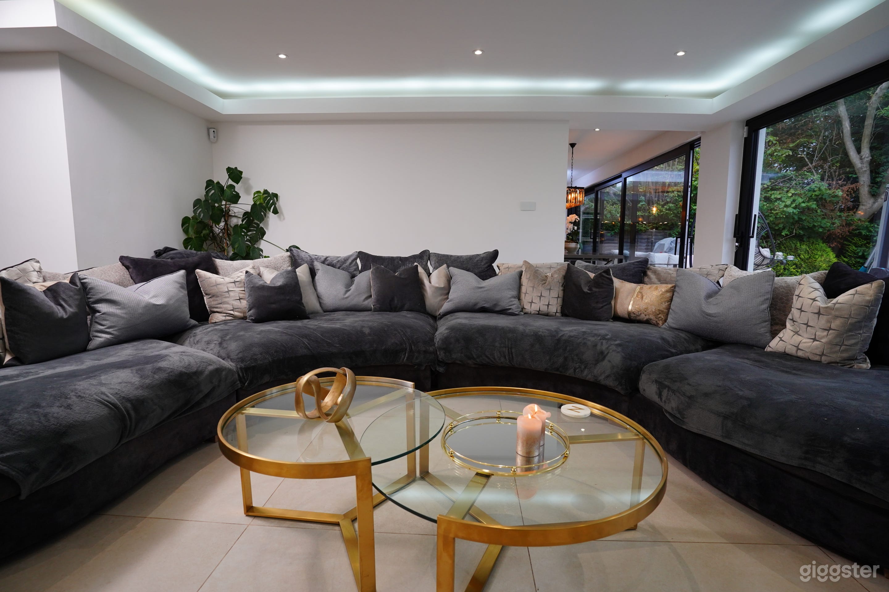 Modern open plan warm inviting home Photo 1