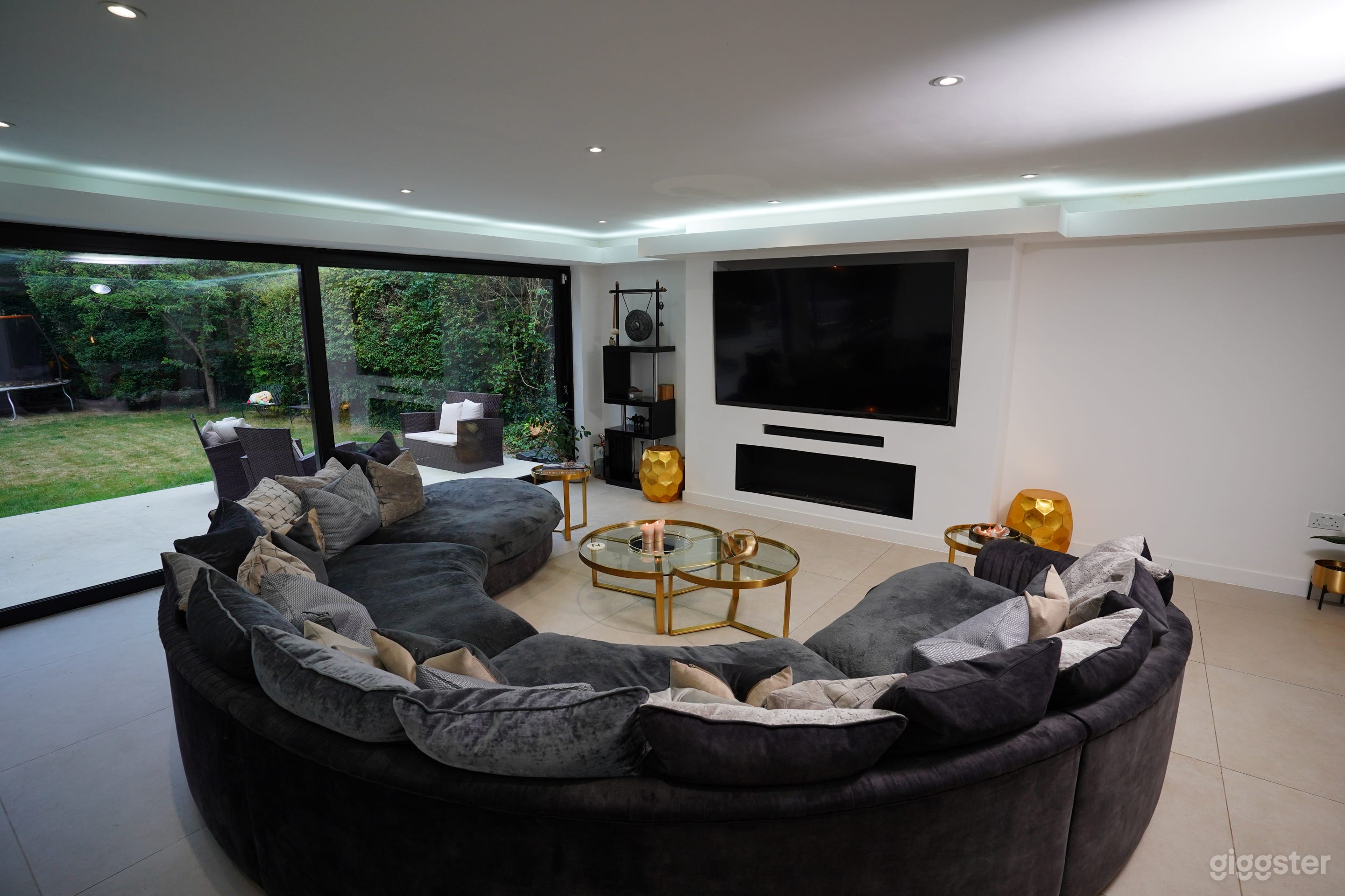 Modern open plan warm inviting home Photo 2