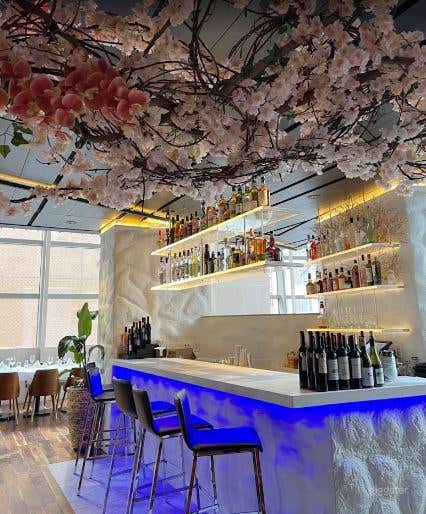 The Bar &amp; The Lounge in Manhattan Photo 4