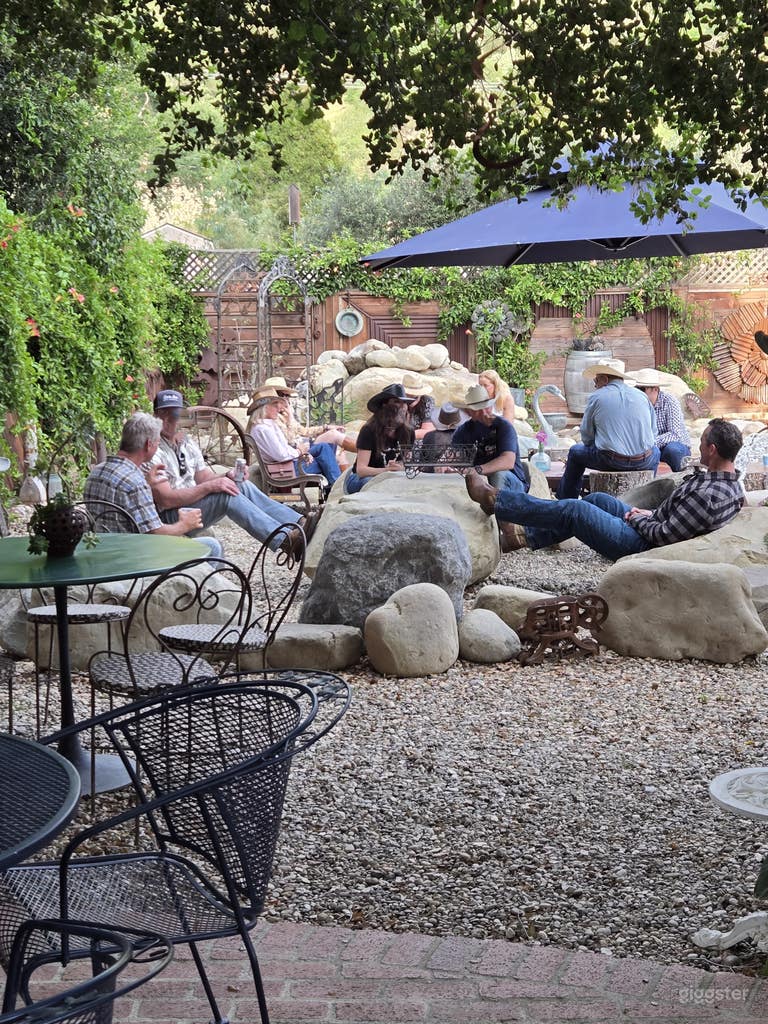  Rustic Gallery and Outdoor Hideaway 