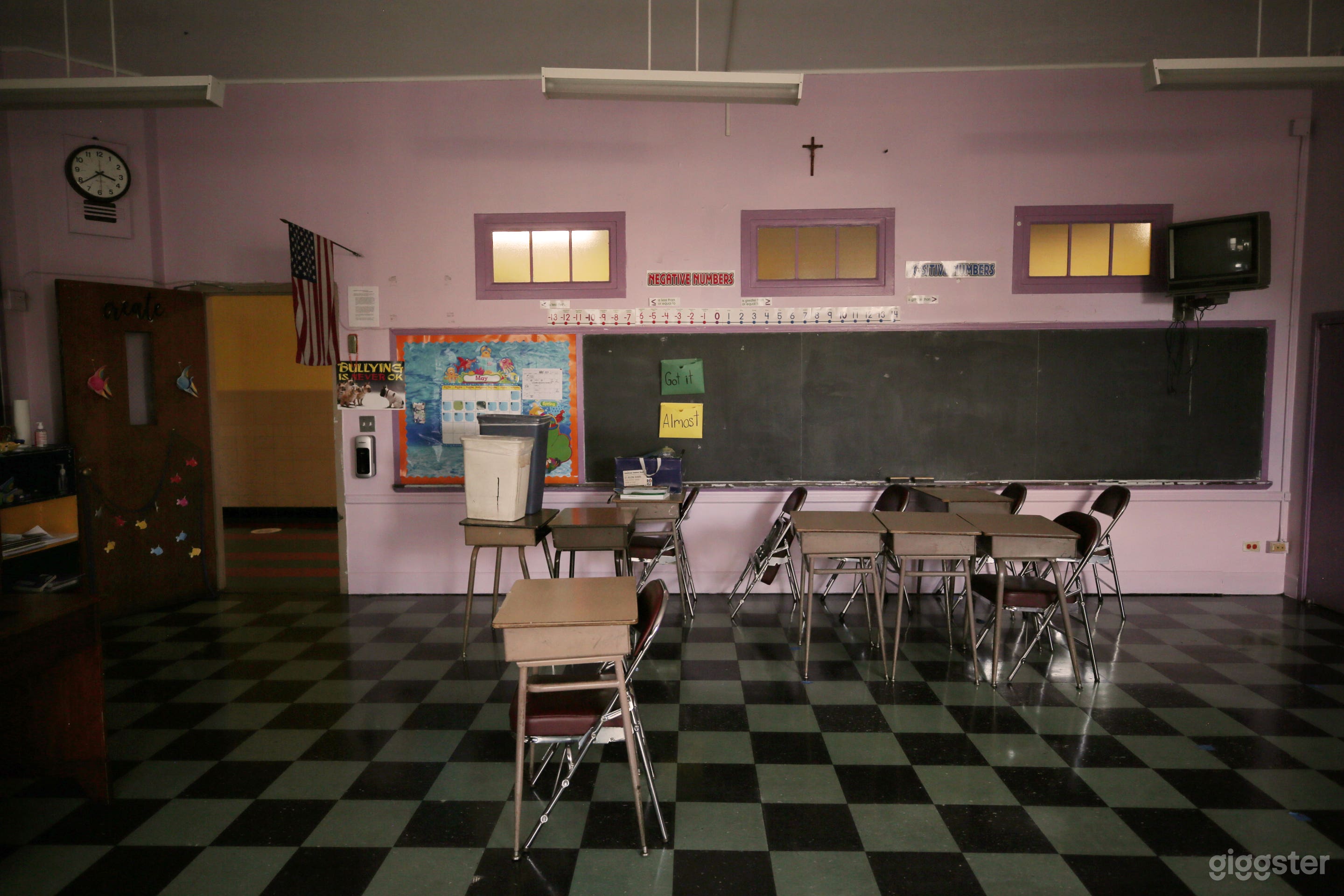 New York School w/ Classrooms, Gym, Hallways Photo 2