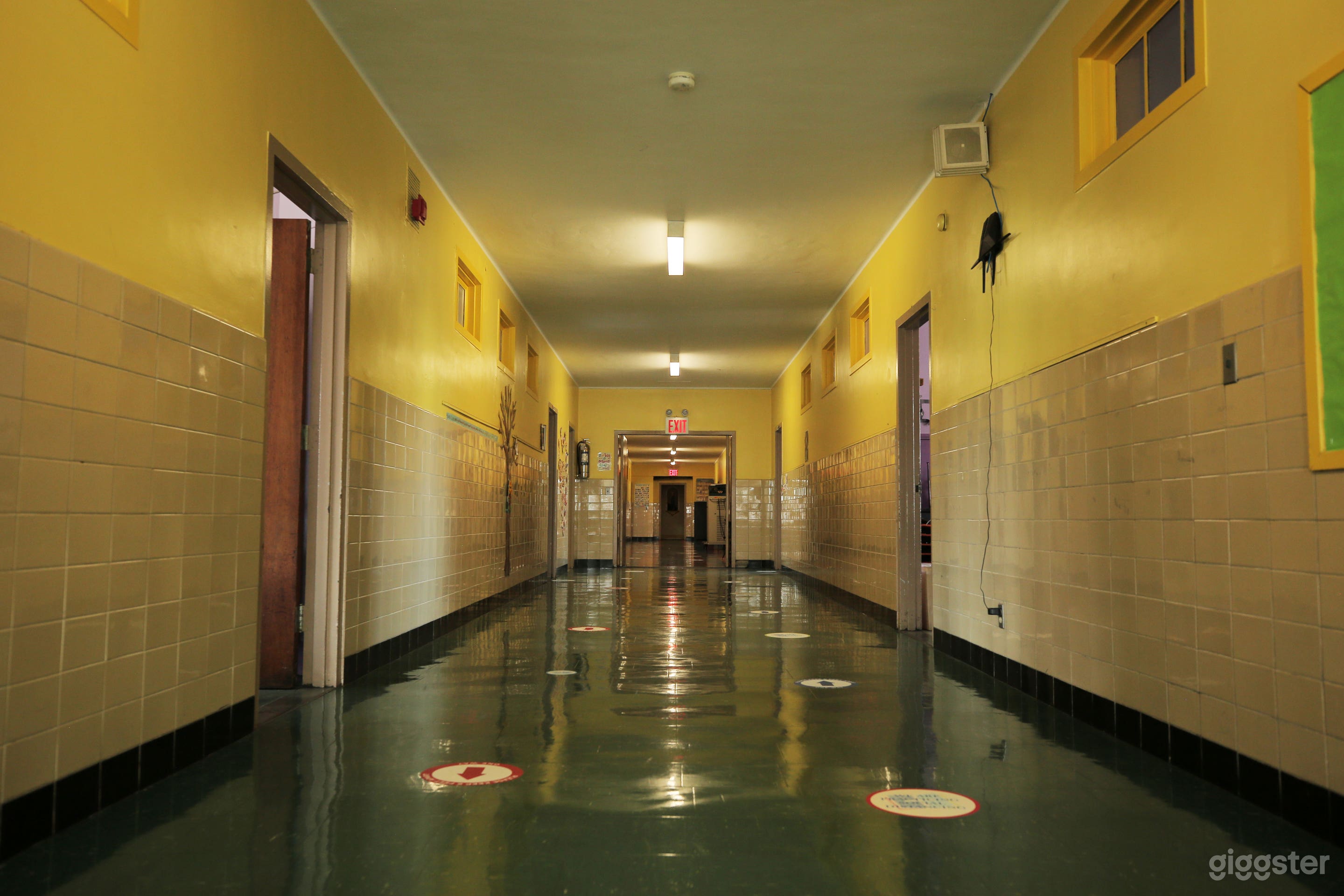 New York School w/ Classrooms, Gym, Hallways Photo 3