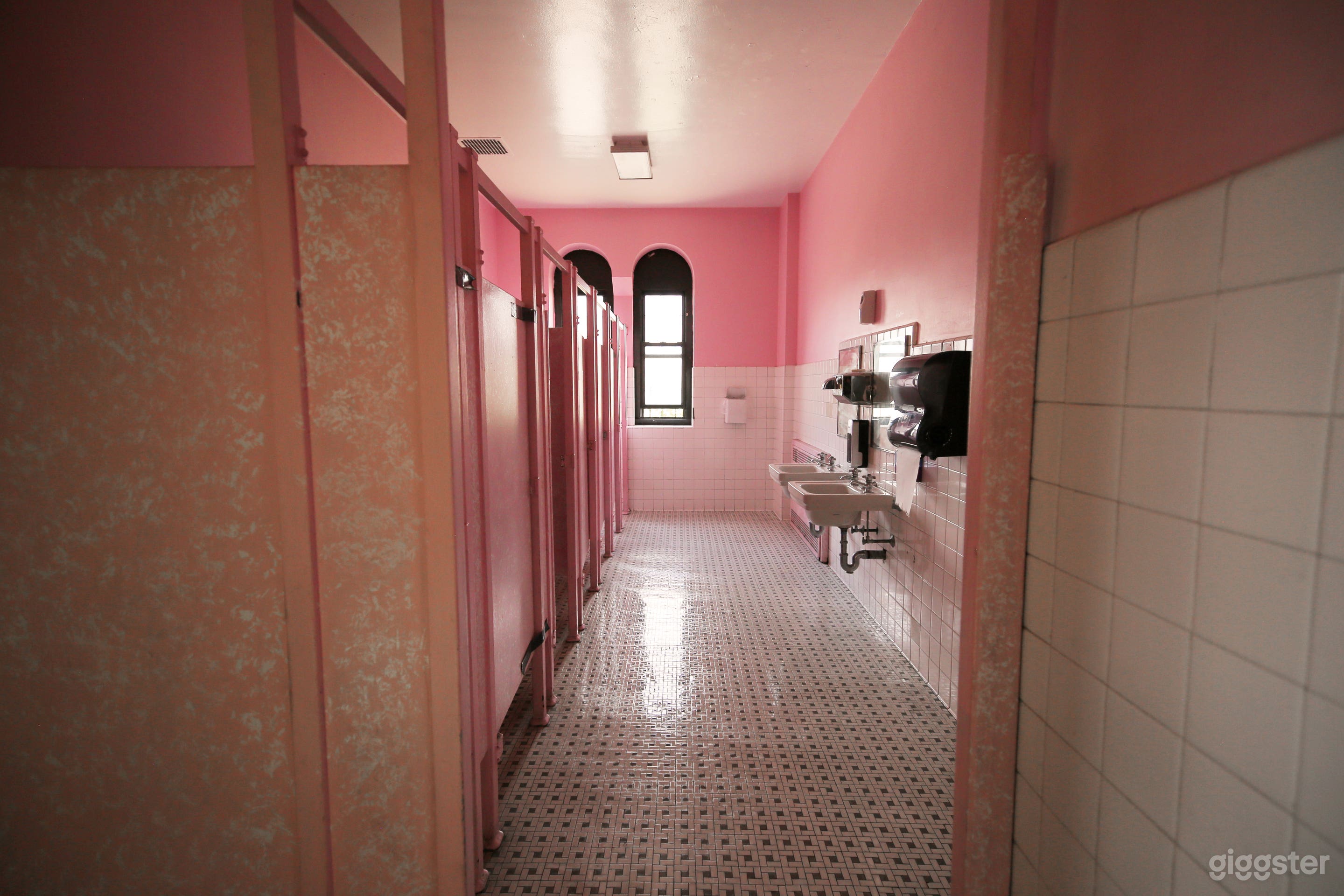 New York School w/ Classrooms, Gym, Hallways Photo 4