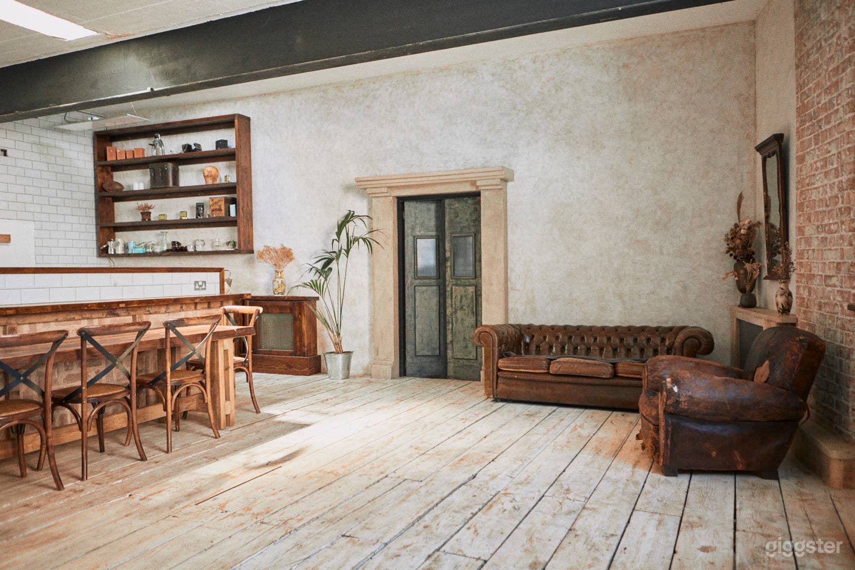 COOKHOUSE Rustic location in industrial warehouse Photo 4