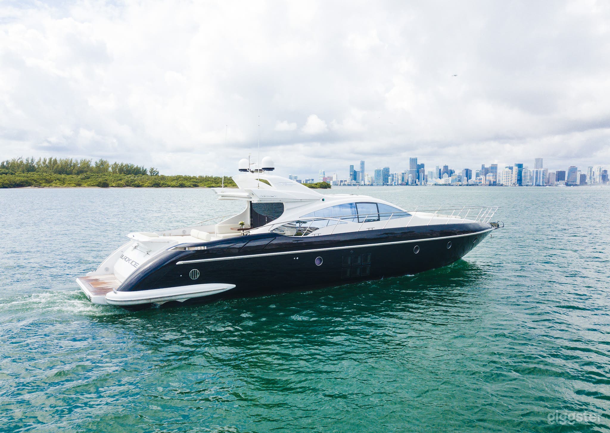 Luxurious 68' Azimut  Photo 1
