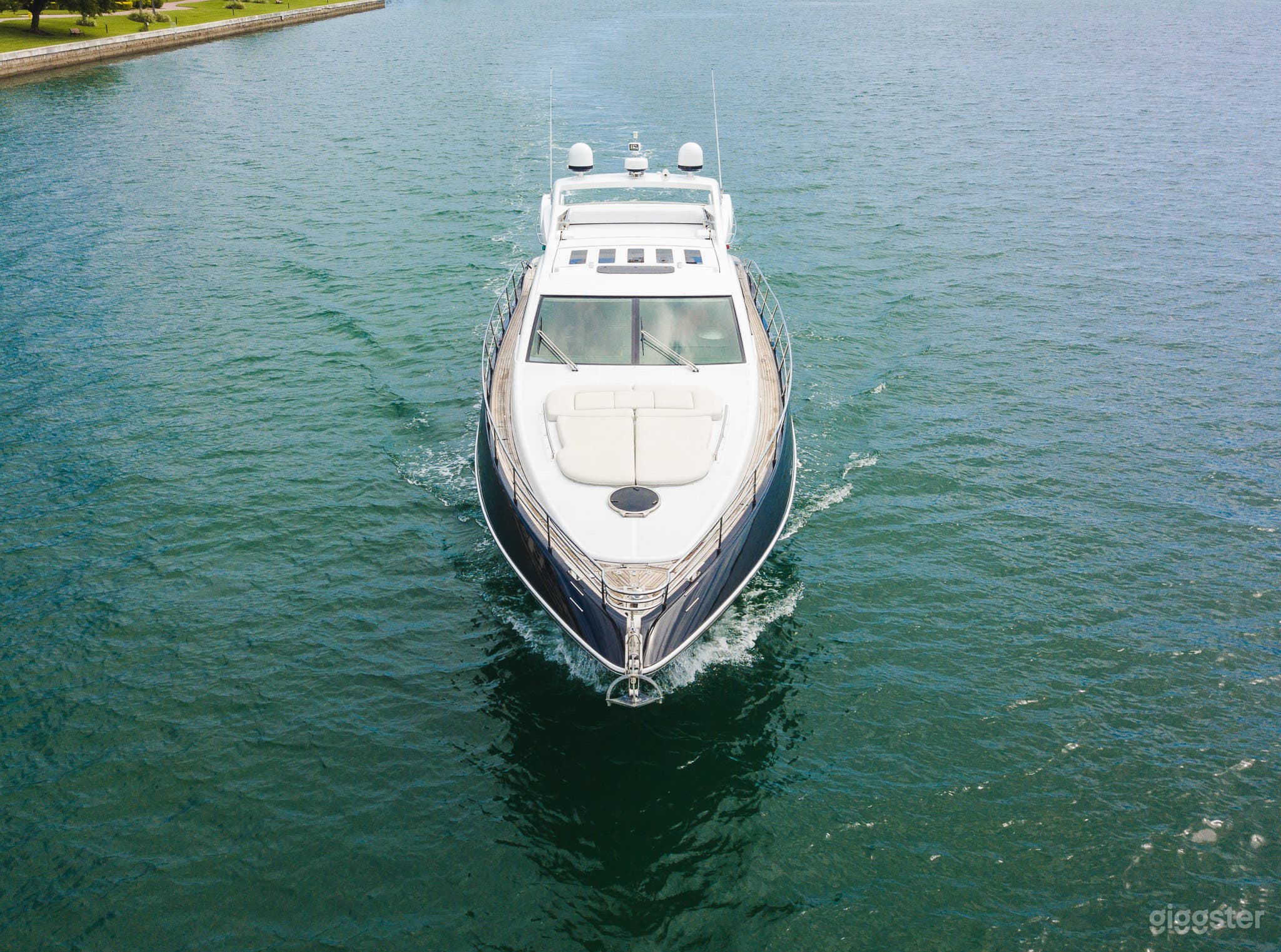 Luxurious 68' Azimut  Photo 2