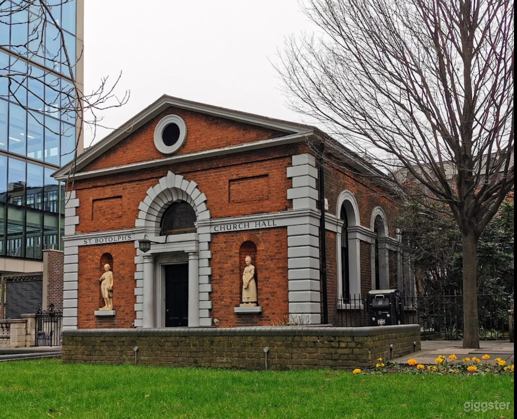 Historic Oak Panelled Hall in London  Photo 3