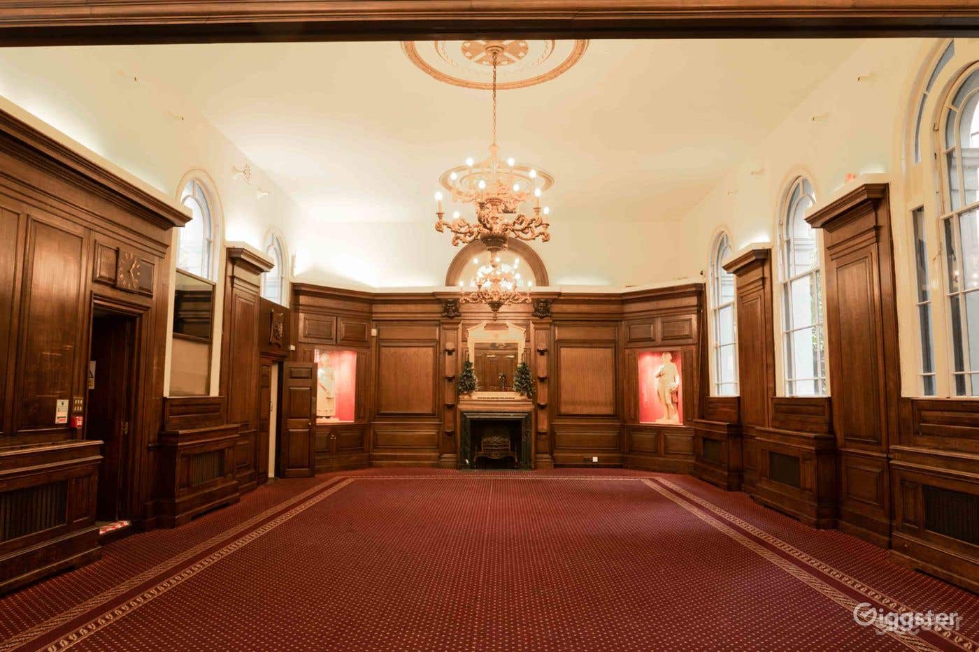 Historic Oak Panelled Hall in London  Photo 1