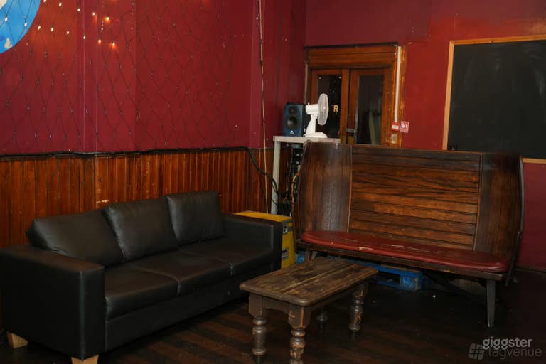  Live Stage at an Iconic 1920s East End pub 