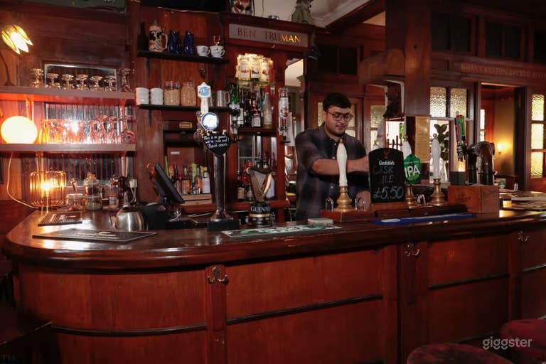  Live Stage at an Iconic 1920s East End pub 