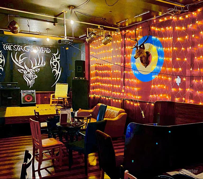  Live Stage at an Iconic 1920s East End pub 