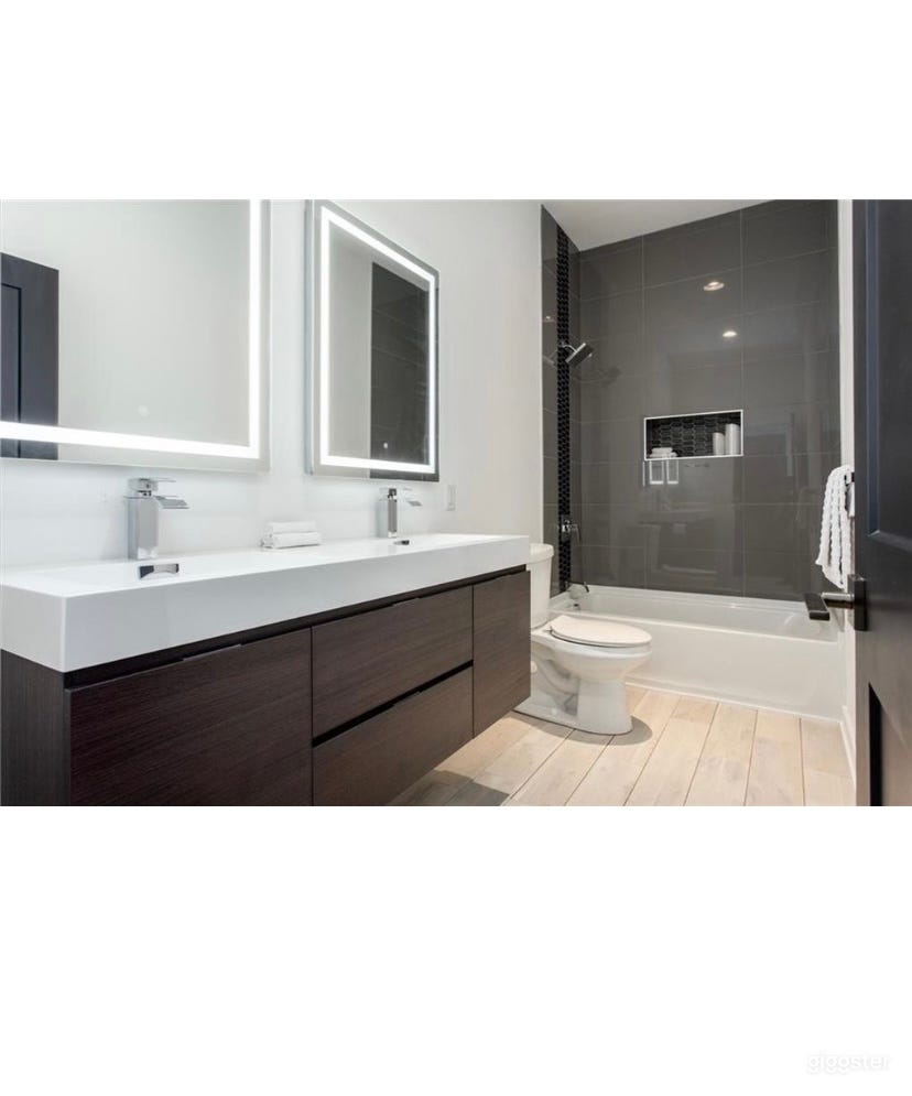 4/3 Bedroom Luxury Home at Piedmont Park Photo 2