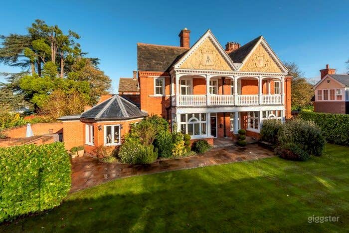  Gorgeous Manor with Amazing views 