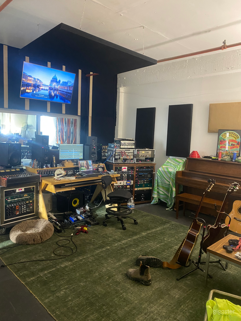  Recording Studio With Lots Of Space 