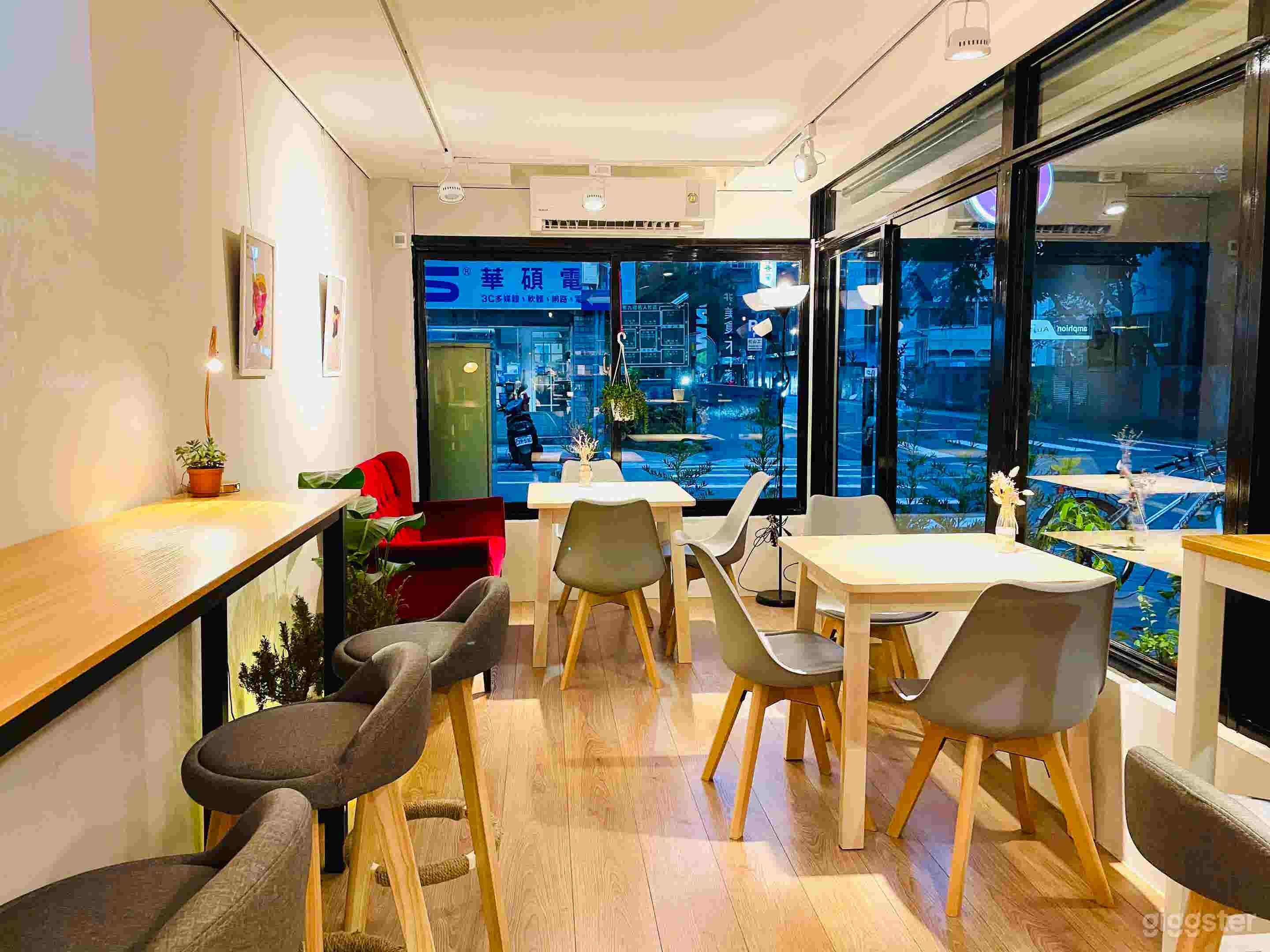 Corner Cafe w/ Large Window Photo 4