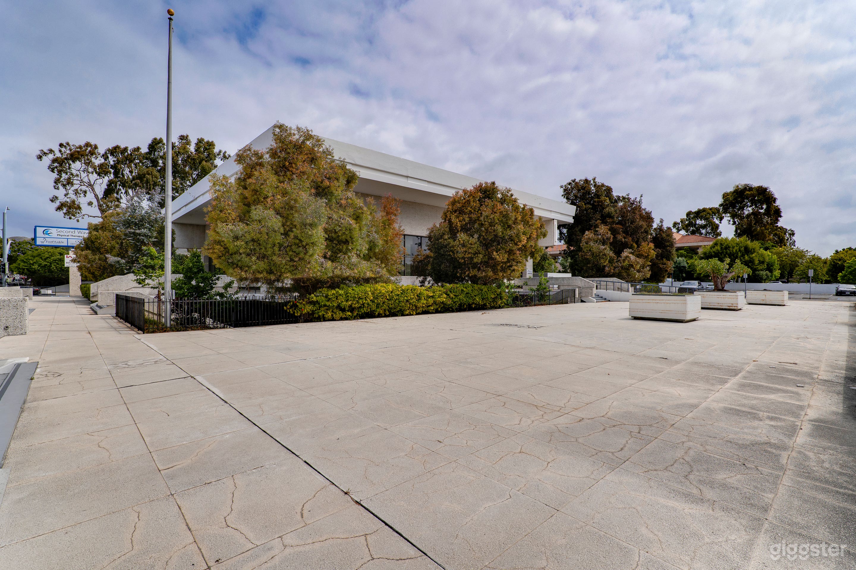 41,000 Sq Ft Film-Ready Underground Parking Garage & Office Photo 2