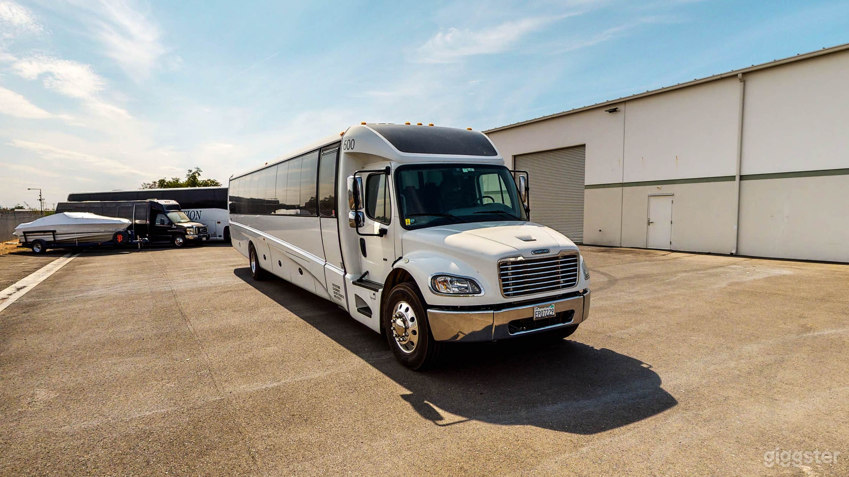 Freightliner M2 Bus Executive Photo 1