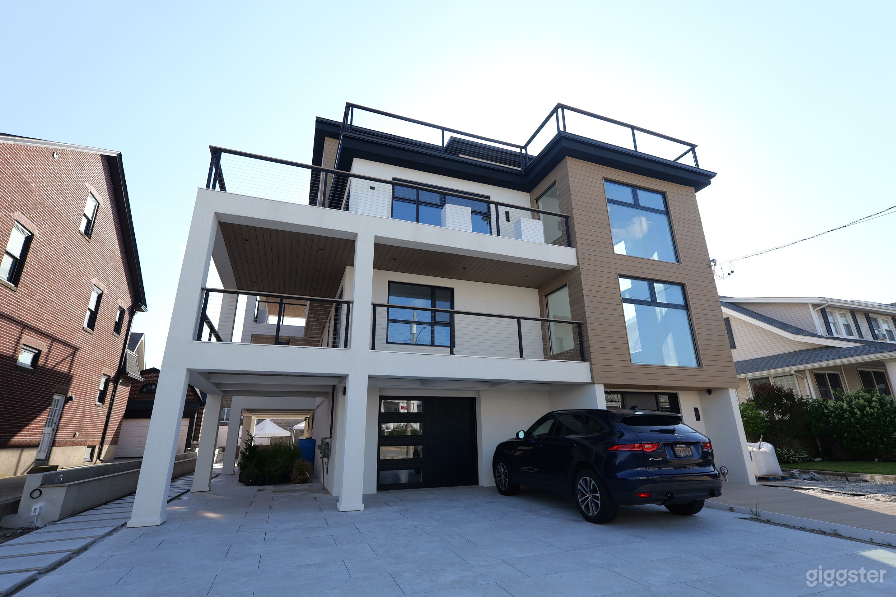 Modern Home in Queens Photo 1