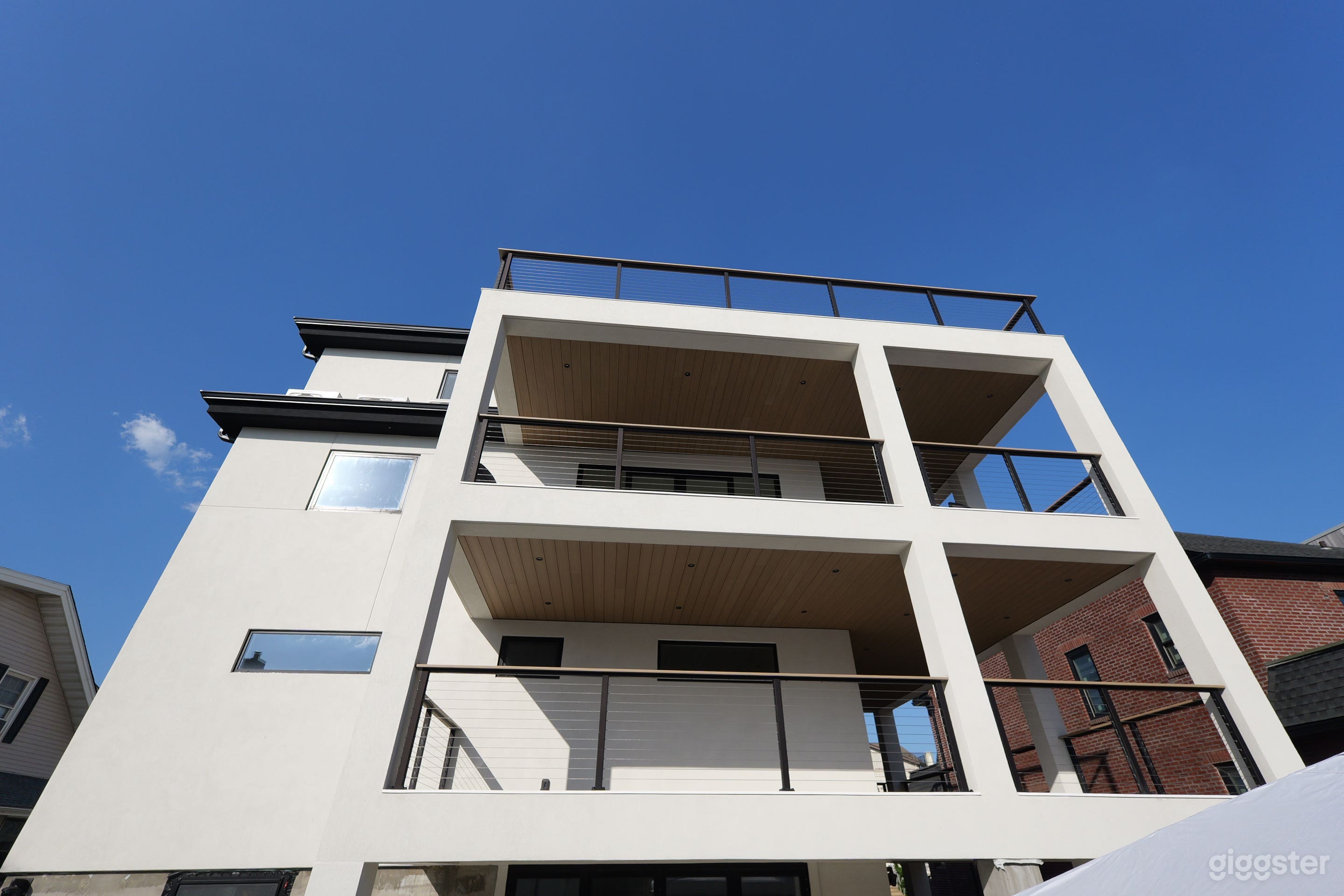 Modern Home in Queens Photo 2