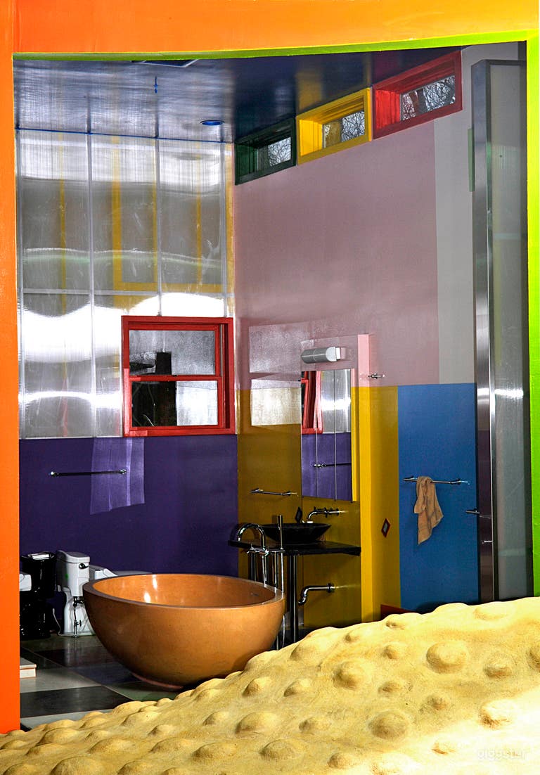  Unique modern colorful home: Location 5073 