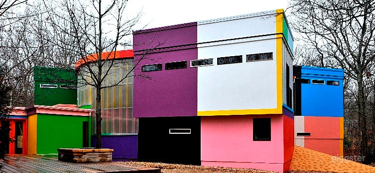  Unique modern colorful home: Location 5073 