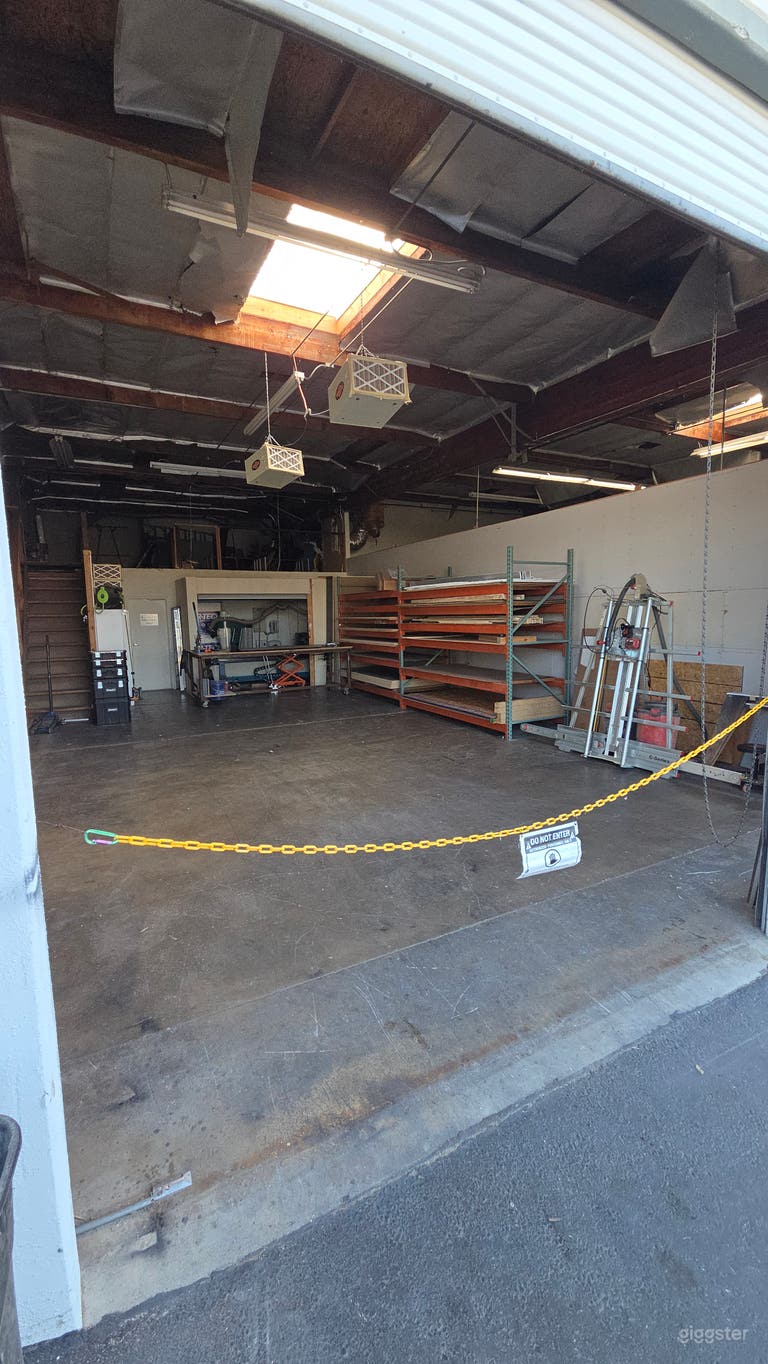  Almacén industrial de 2200 pies cuadrados con oficinas y estacionamiento en el lugar 